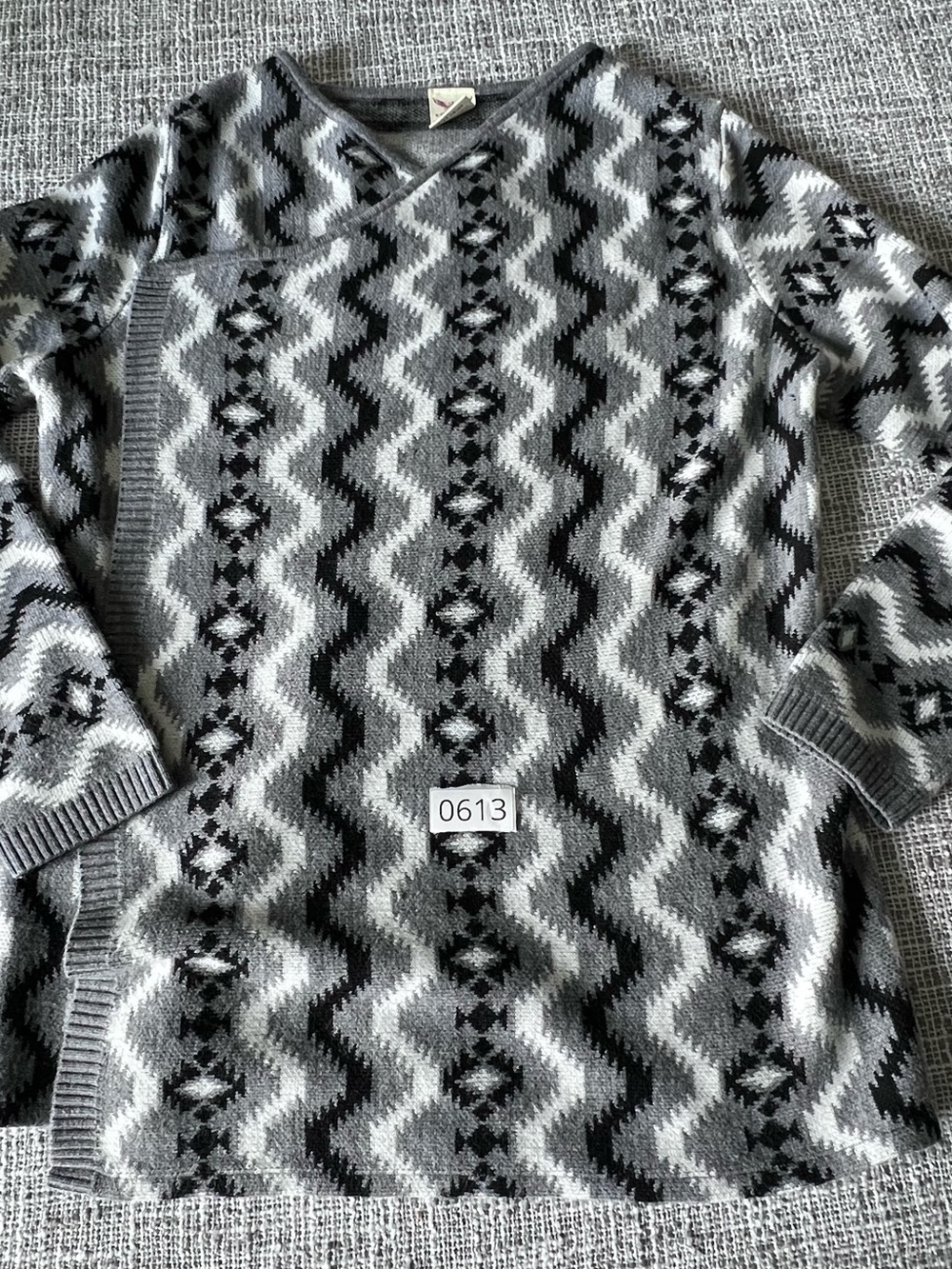 Faded Glory Black and Gray Zigzag V-Neck Sweater